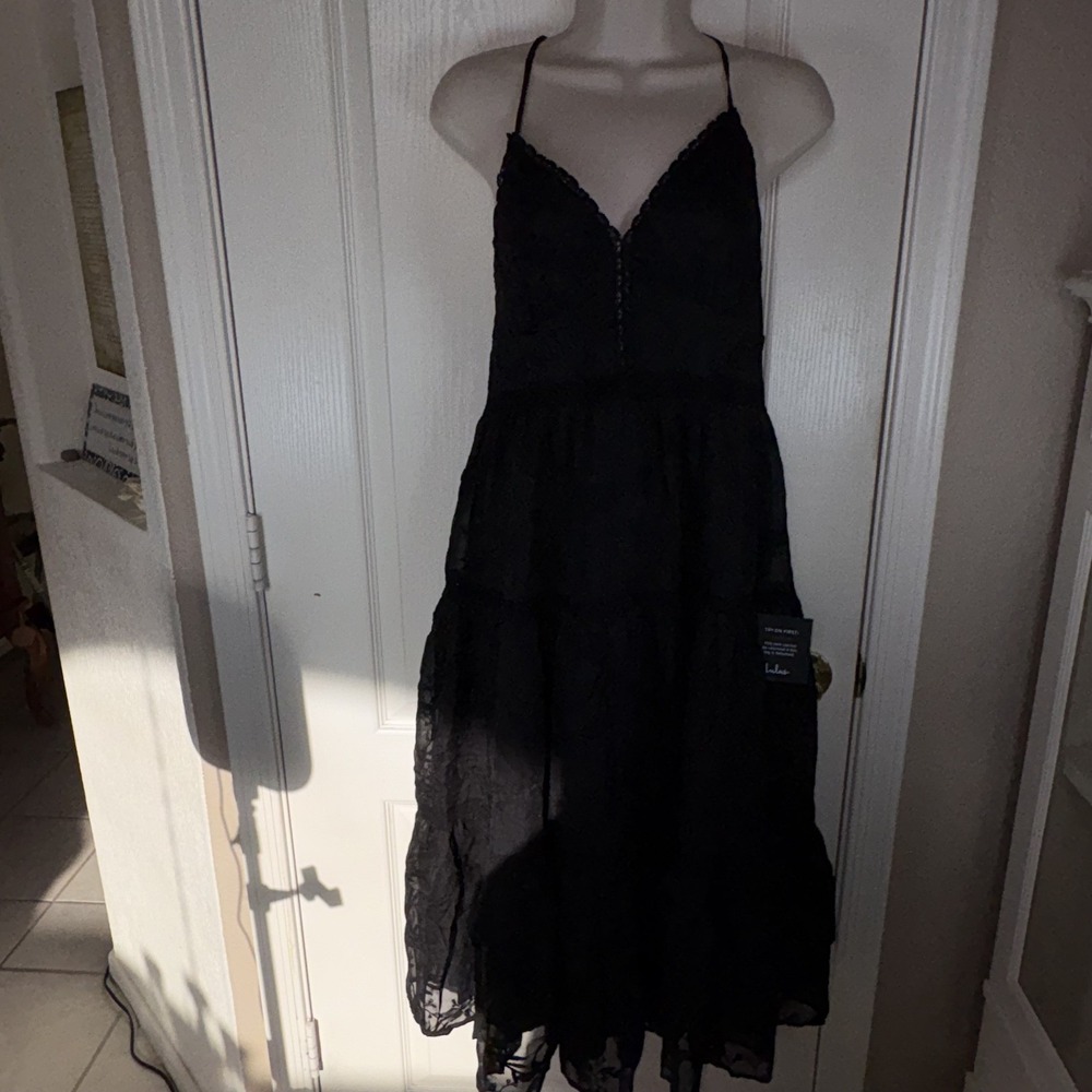 NWT Lulu's Black Lace Tiered Maxi Dress L Strappy Tie-Back Lined Elegant NWT